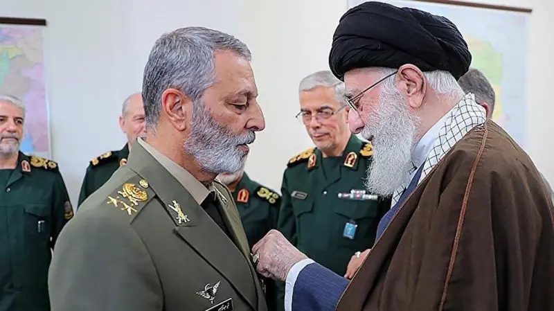 اسرائیلی حملے میں ایرانی اعلیٰ فوجی قیادت کی ہلاکت کے بعد خامنہ ای نے نئے کمانڈرز کی فوری تقرری کا اعلان کر دیا،عبدالرحیم موسوی نئے فوجی سربراہ مقرر عبدالرحیم موسوی
