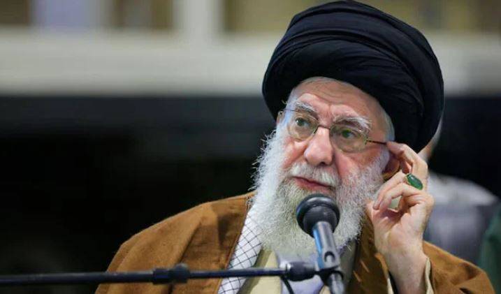 ایران کبھی ہتھیار نہیں ڈالے گا : آیت اللہ خامنائی ہتھیار نہیں ڈالے گا
