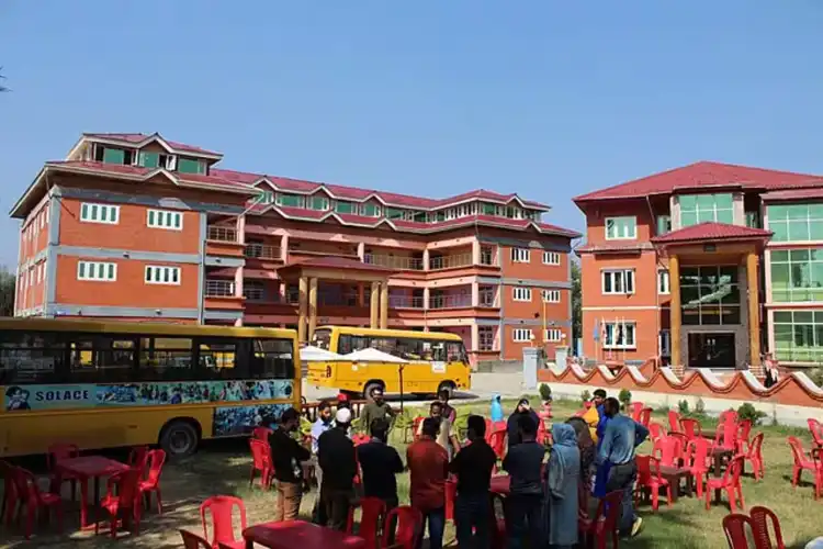 حکومت نے جماعت اسلامی جموں وکشمیر کے 215 اسکولوں کو اپنی تحویل لے لیا سیاسی لیڈران کی شدید مذمت